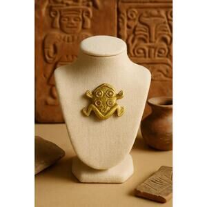 Alva Museum Replicas 1960s Pre-Columbian Chiriquí Frog Gold-Tone Brooch, 1.5”